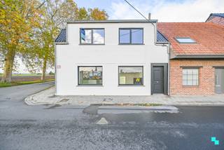 Deze instapklare woning werd in 2025 van A tot Z gerenoveerd met oog voor comfort, kwaliteit en energiezuinigheid. De woning bevindt zich op een perceel van 191 m² en beschikt over een uitstekend EPC-label A. INDELING: via de inkomhal met apart gastentoilet kom je in de gezellige leefruimte, waar grote raampartijen zorgen voor een overvloed aan licht en een panoramisch zicht op de omliggende natuur. De leefruimte sluit naadloos aan op de volledig uitgeruste keuken met annex berging en technische ruimte. Op het gelijkvloers bevindt zich ook een ruime badkamer met ligbad, dubbele wastafel en inloopdouche. De bovenverdieping telt drie ingerichte slaapkamers. De tuin werd volledig nieuw aangelegd en beschikt over een terras, grasmatten en een prachtig vergezicht. Aan de zijkant van de woning is een praktische poort voorzien. Er is een mogelijkheid tot aankoop van extra (agrarische) grond van 886 m² voor €45.000. Dit perceel ligt op minder dan 100 meter van het hoofdperceel en bevat een vervallen dubbele garage, met de mogelijkheid tot nieuwbouw van een garage of loods. EXTRA: zonnepanelen | Regenwater | Warmtepomp lucht-lucht | elektrische rolluiken op gelijkvloers. Maak een afspraak via 056 98 03 03 en ontdek deze unieke woonst!