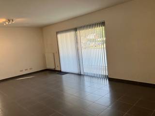 Ruisbroek app S1 0.01<br />Mooi gelijkvloers 1 slaapkamer appartement gelegen in een groene omgeving en voorzien van ruime inkomhal met plaats voor vestiairekast, ruime leefruimte met open keuken voorzien van alle nodige comfort, berging voor wasmachine en droogkast. Slaapkamer met aangrenzende badkamer voorzien van douche en toilet. Onmiddellijk beschikbaar. Het appartement is gelegen in residentie Hof Ter Zielbeek, net naast het park. Het gebouw is voorzien van een ondergrondse keldergarage. Goede verbinding door de nabijheid van de autosnelweg A12 Brussel -Antwerpen.