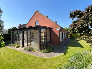 Deze woning is gelegen in een rustige straat in residentiële omgeving te Male met scholen, buurtwinkel, bakker, slager, … op...