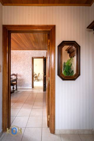 Charmante &amp; degelijk onderhouden woonst voorzien van alle woontroeven, met als gevolg een sterke aantrekkingskracht voor particulieren als zowel investeerders. De ligging in Ursel combineert een rustige, landelijke woonomgeving met een vlotte bereikbaarheid richting Aalter, Eeklo en de belangrijkste verbindingswegen. Mits verfraaiingswerken makkelijk om te vormen tot een solide woonst.<br /><br />Het gelijkvloers verdeelt zich in:<br />* Inkomhal met vestiaire<br />* Leefruimte (eet- en zitkamer)<br />* Woonkeuken + kleine berging onder de trap<br />* Badkamer (wastafel / douche)<br />* Garage met wasruimte / toilet / berging<br />* Tuin met tuinhuis<br /><br />De verdieping omvat:<br />* 3 slaapkamers<br />* Toiletruimte<br />* Er is eveneens een bergzolder<br /><br />EXTRA TROEVEN: Zeer degelijk onderhouden / Uitbreidingsmogelijkheden via de garage / SCHERP GEPRIJSD / ...<br /><br />Sted Inl in aanvraag.