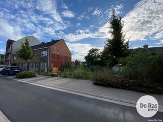 LEDE – Op wandelafstand van het dorpscentrum bieden we deze uitstekend gelegen bouwgrond aan, geschikt voor een halfopen bebouwing. Alle winkels, scholen en voorzieningen bevinden zich in de directe omgeving, waardoor dit perceel een ideale keuze is voor wie comfortabel en centraal wil wonen.<br /><br />Het perceel laat een maximale bouwdiepte van 18 meter op het gelijkvloers toe en 13 meter op de eerste verdieping. De minimale bouwbreedte bedraagt 7 meter, maar een bredere gevel is perfect mogelijk, wat extra flexibiliteit geeft voor een moderne en ruime woningindeling.<br /><br />De tuin is zuidwest georiënteerd en geniet zon van de middag tot de avond – ideaal voor wie houdt van licht, warmte en een aangename buitenbeleving.