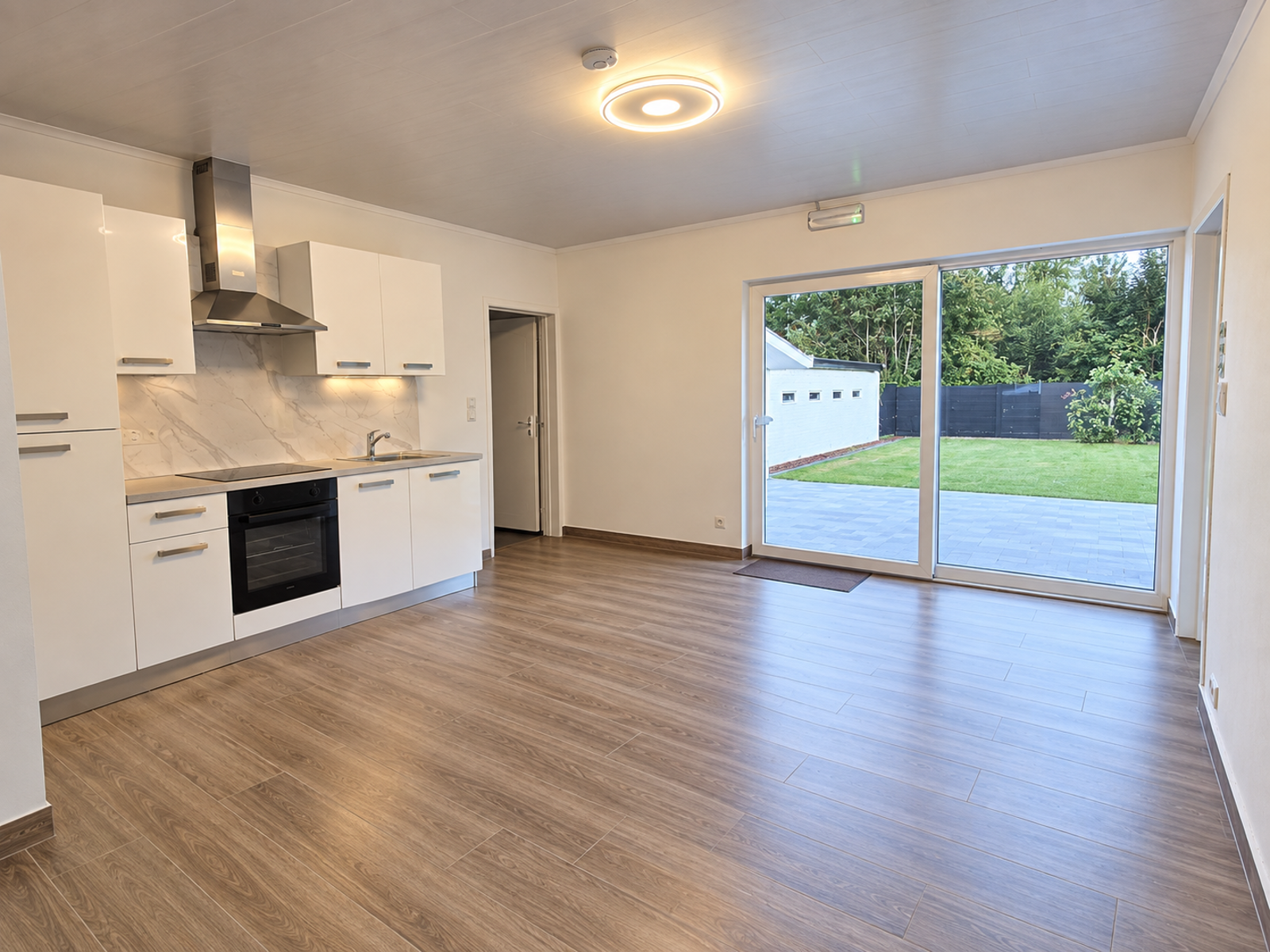 Volledig vernieuwde bungalow, 3 slpk, grote tuin en garage - foto 5