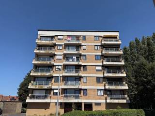 Appartement te koop in Ieper met 1 kamer en terras. Dit appartement in de Vleeshouwersstraat 28 is gelegen op de 6de verdieping en geniet van een prachtig uizicht. Ligt op wandelafstand van het centrum. Momenteel verhuurd. Ideaal als investering!<br /><br />Indeling: Woonkamer met open vertezicht - zuid gericht terras - keuken - slaapkamer met doucheruimte en lavabomeubel - apart toilet.<br /><br />Gelijkvloers: Gemeenschappelijke fietsenstalling<br /><br />TROEVEN<br />- Dak residentie vernieuwd en geïsoleerd <br />- Lift gemoderniseerd<br />- Blanco keuring elektriciteit <br />- EPC B <br />- Mooi rendement!<br /><br />Bestuursmaatregelen in het maatregelenregister: in aanvraag<br /><br />Deze AI-visualisaties zijn bedoeld als inspiratie. Er werd geen rekening gehouden met technische specificaties, stedenbouwkundige voorschriften of de concrete mogelijkheden tot realisatie.
