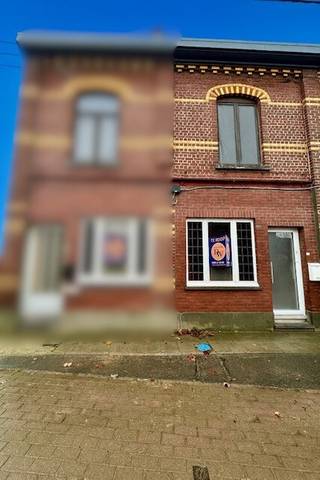 Deze gesloten eengezinswoning (78 m² bewoonbare oppervlakte) biedt een solide basis voor wie op zoek is naar een renovatieproject. De woning...