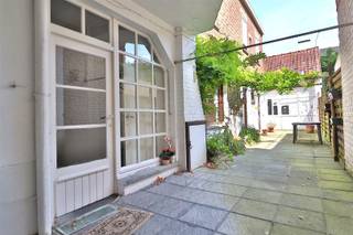 <p><span>Volledig gerenoveerde woning met 2 slaapkamers</span></p><p><span> </span></p><p><span>Bent u op zoek naar een instapklare woning met een hedendaagse afwerking en een uitstekende ligging? Dan is deze volledig gerenoveerde woning zeker een bezoek waard.</span></p><p><span>Bij het betreden van de woning komt u terecht in een lichtrijke leefruimte die naadloos aansluit op de keuken. Verder beschikt de woning over een praktische wasberging, een stijlvolle badkamer met inloopdouche en dubbel lavabomeubel en een toilet.</span></p><p><span>Op de eerste verdieping bevinden zich twee ruime slaapkamers. Via de vaste trap bereikt u de zolder, die perfect kan dienen als extra berging, hobbyruimte of kan worden ingericht volgens uw eigen wensen.</span></p><p><span>Dankzij de kwalitatieve renovatie, de moderne afwerking en de centrale ligging is deze woning ideaal voor starters, jonge gezinnen of wie op zoek is naar een instapklare thuis.</span></p><p><span> </span></p><p><span>Troeven</span></p><p><span>Volledig gerenoveerd</span></p><p><span>Instapklaar</span></p><p><span>Lichtrijke leefruimte</span></p><p><span>2 ruime slaapkamers</span></p><p><span>Zolder met extra mogelijkheden</span></p><p><span>Centrale, vlot bereikbare ligging</span></p>