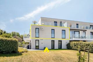 Ontdek dit prachtig instapklare appartement met twee slaapkamers in de recente residentie White Water (bouwjaar 2021).<br /><br />Gelegen op de eerste verdieping, combineert dit appartement modern wooncomfort met een uitstekende ligging.<br /><br />Bij het binnenkomen wordt u verwelkomd in een inkomhal die toegang biedt tot een ruime en lichtrijke leefruimte. Dankzij de grote raampartijen geniet u hier van een aangename lichtinval. De open keuken is volledig uitgerust en sluit naadloos aan op de leefruimte, ideaal voor wie houdt van een open en gezellige woonomgeving. Het appartement is bovendien afgewerkt met stijlvolle Luxaflex-zonnegordijnen.<br /><br />Verder beschikt het appartement over een moderne badkamer met inloopdouche en lavabomeubel, een apart toilet en een praktische berging. De twee volwaardige slaapkamers bieden voldoende ruimte voor een gezin, gasten of een thuiskantoor.<br /><br />Het ruime zonneterras vormt een echte meerwaarde en is de perfecte plek om te ontspannen. Voor extra comfort is het terras uitgerust met een zonneluifel, zodat u ook op warme dagen optimaal van het buitenleven kunt genieten.<br />Daarnaast beschikt het appartement over een privatieve, ruime kelder.<br /><br />Privatieve ruime kelder aanwezig.<br /><br /><strong>Troeven :</strong>
<ul>
<li>Gelegen in een recente residentie (bouwjaar 2021)</li>
<li>Instapklaar en uitstekend onderhouden</li>
<li>Ruim en zonnig terras</li>
<li>Nabij openbaar vervoer en voorzieningen</li>
<li>Energiezuinig met modern wooncomfort</li>
</ul>
<br /><strong>Optie :</strong><br />Mogelijkheid tot aankoop van ruime garage. <br />Afmetingen: 3,01m x 8,23m