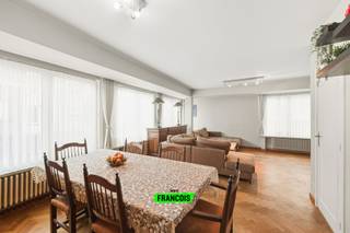 Deze uitstekend onderhouden gezinswoning is gelegen in Knokke-Heist en biedt een ideale combinatie van ruimte, comfort en energiezuinig wonen. Met vier volwaardige slaapkamers is dit de perfecte thuisbasis voor gezinnen of wie extra ruimte wenst voor bureau of hobby.<br /><br />De woning verwelkomt je via een ruime inkomhal die toegang geeft tot een eerste polyvalente ruimte, ideaal als slaapkamer, bureau of praktijkruimte. Op deze verdieping bevinden zich verder een praktische wasruimte en een ruime inpandige garage met automatische poort.<br /><br />Via de trap bereiken we de eerste verdieping, waar de lichtrijke leefruimte meteen een aangename indruk nalaat. Aansluitend bevindt zich de volledig ingerichte keuken, een gastentoilet en een gezellig terras. Op de tweede verdieping bevinden zich drie ruime en volwaardige slaapkamers en een praktische badkamer uitgerust met een moderne inloopdouche.<br /><br />Daarnaast is de woning energiezuinig dankzij centrale verwarming op aardgas, zonnepanelen en een thuisbatterij. De elektrische installatie is gekeurd en conform.<br /><br />Een comfortabele, instapklare woning met alle troeven voor hedendaags gezinsleven in Knokke-Heist.<br /><br />