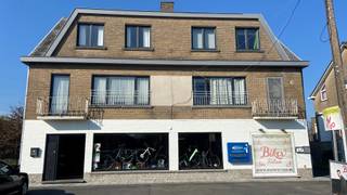 Dit handelspand met een oppervlakte van 235m² is gelegen in Drongen en momenteel verhuurd als fietsenwinkel.Het pand beschikt over een grote vitrine,...