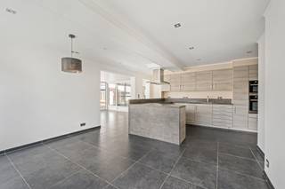 Deze gerenoveerde woning heeft een bewoonbaar oppervlak van maar liefst 403 m2. Er is een badkamer gelijkvloers aanwezig en er kan mits kleine aanpassing ook een slaapkamer gelijkvloers zijn.<br /><br />De indeling op de gelijkvloerse verdieping is als volgt: inkomhal, gastentoilet, woonkamer, open keuken, grote eetplaats (veranda / bureau / speelkamer ..), dubbele garage, bijkeuken, badkamer, tuin, bijgebouw en parkeerplaatsen voor een 5 tal wagens. Er is eveneens een droge kelder met waterontharder ter plaatse.<br />Op de eerste verdieping zijn 4 ruime slaapkamers aanwezig, nog twee badkamers en een apart toilet aanwezig. <br /><br />PLUSPUNTEN:<br />- 4 SLAAKPAMERS<br />- 3 BADKAMERS<br />- DUBBELE GARAGE<br />- VEEL PARKEERMOGELIJKHEDEN<br />- EPC B