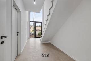 <strong>Nieuwbouwwoning met zuidwestgerichte tuin</strong><br /><br />📍 Koolstraat 47, 9290 Berlare<br />🏡 Bewoonbare oppervlakte: 199 m²<br />📊 EPC: A (85 kWh/m²)<br /><br />In een rustige, residentiële omgeving van Berlare bevindt zich deze <strong>recent gebouwde, halfopen nieuwbouwwoning</strong> met een <strong>EPC-label A (85 kWh/m²)</strong>. Deze woning combineert een doordachte indeling met hoogwaardige materialen en een luxueuze afwerking.<br /><br />De woning biedt een bewoonbare oppervlakte van <strong>199 m²</strong> en beschikt over <strong>drie tot vier slaapkamers</strong>, waarvan één met de mogelijkheid om een ruime dressing te plaatsen. De <strong>badkamer</strong> is stijlvol ingericht met zowel een <strong>ligbad als een inloopdouche</strong>. De leefruimte met open keuken baadt in het licht dankzij de grote raampartijen en biedt een prachtig uitzicht op de volledig aangelegde zuidwestgerichte tuin, waar u de hele dag door van de zon kunt genieten.<br /><br />Op technisch vlak is deze woning volledig up-to-date: voorzien van een <strong>warmtepomp, vloerverwarming en zonnepanelen</strong>, wat resulteert in een bijzonder lage energiekost en een maximaal wooncomfort.<br /><br />Belangrijkste troeven
<ul>
	<li>Moderne nieuwbouwwoning</li>
	<li>EPC-label A (85 kWh/m²)</li>
	<li>Warmtepomp, vloerverwarming en zonnepanelen</li>
	<li>Drie tot vier slaapkamers</li>
	<li>Badkamer met ligbad én douche</li>
	<li><strong>Mogelijkheid tot aankoop aan 6% btw</strong></li>
</ul>
<br />Maak snel een afspraak voor een bezichtiging. Contacteer ons via mail: info@berno.be of bel 052/20.24.40.