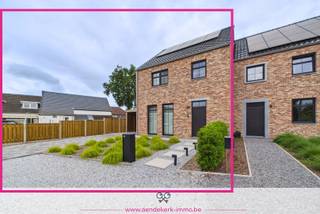 Op zoek naar een recente woning waar je meteen kan intrekken én toch nog je eigen stempel kan drukken? Dan is deze halfvrijstaande gezinswoning in Geistingen absoluut een bezoek waard.<br /><br />Deze energiezuinige woning werd recent gerealiseerd en combineert hedendaags wooncomfort met een uitstekende ligging op korte afstand van zowel voorzieningen als natuur.<br /><br />Op het gelijkvloers geniet je van een ruime en lichtrijke leefruimte met open keuken. Vanuit de eetkamer heb je rechtstreeks toegang tot het gezellige terras en de volledig omheinde tuin. Dankzij de compacte perceeloppervlakte van 317 m² geniet je van een aangename buitenruimte zonder dat je veel tijd hoeft te besteden aan onderhoud.<br /><br />De eerste verdieping biedt plaats aan twee volwaardige slaapkamers, een comfortabele badkamer uitgerust met een ligbad, douche, toilet en lavabomeubel en een wasruimte.<br /><br />De ruime zolderverdieping van ongeveer 37 m² werd reeds geïsoleerd en voorzien van ramen, maar kan nog volledig naar eigen smaak worden afgewerkt. Hierdoor creëer je eenvoudig een extra slaapkamer, thuiskantoor, hobbyruimte of master bedroom.<br /><br />Ook op energetisch vlak scoort deze woning uitstekend. Met een warmtepomp, airco-installatie, fotovoltaïsche zonnepanelen en een gunstig energielabel A ben je verzekerd van een energiezuinige en toekomstgerichte woning.<br /><br />Parkeren vormt hier geen probleem dankzij de carport en bijkomende parkeergelegenheid op de oprit voor twee voertuigen.<br /><br />De ligging vormt een extra troef. Op ongeveer 750 meter bevinden zich een buurtwinkel, restaurant, basisschool en kinderopvang. Voor wie graag wandelt of fietst zijn er prachtige natuurgebieden en het fietsroutenetwerk in de buurt. Bovendien bevindt de Nederlandse grens zich vlakbij, wat zorgt voor een vlotte verbinding richting Nederland.<br /><br />Troeven<br />✔ Recente woning (vergund in 2023, afgewerkt in 2024)<br />✔ Energielabel A<br />✔ Warmtepomp, airco en zonnepanelen<br />✔ Open leefruimte met veel lichtinval<br />✔ 2 afgewerkte slaapkamers<br />✔ Zolderverdieping van ca. 37 m² nog vrij in te richten<br />✔ Volledig omheinde tuin met terras<br />✔ Carport en extra parkeergelegenheid