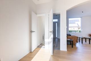 Deze fijne woning werd zopas compleet gerenoveerd, en is op zoek naar zijn eerste bewoner!INDELING:Gelijkvloers * inkomhal met trap naar de...