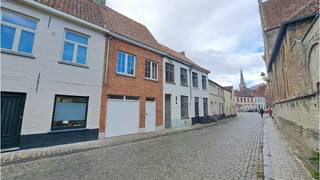 Comfortabele Bel-etage woning met 3 slaapkamers, GARAGE en STADSTERRAS op een rustige en uitstekende ligging in het centrum van Brugge, nabij...
