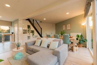 <p>Deze recente halfopen bebouwing uit 2019 combineert energiezuinig wonen met veel ruimte en hedendaags comfort. De woning is gunstig gelegen nabij belangrijke verbindingswegen en station Schelle.</p><p>De woning is een BEN-woning met EPC-label A en beschikt over zonnepanelen, een thuisbatterij van 5 kWh en een hybride verwarmingssysteem met centrale verwarming op gas en warmtepomp. De elektrische installatie is conform tot 2046.</p><p>Binnen geniet u van een aangename en lichtrijke leefruimte met aansluiting naar de verzorgde onderhoudsvriendelijke tuin. Daarnaast beschikt de woning over een garage en eigen oprit. Op de eerste verdieping bevinden zich 3 slaapkamers en een dressing.</p><p>Een belangrijke extra troef is de volledig afgewerkte zolderverdieping van ca. 40 m². Deze ruime verdieping biedt verschillende mogelijkheden en kan ingericht worden als bureau, extra slaapkamer, hobbyruimte, speelkamer of andere multifunctionele ruimte.</p><p>Dankzij de ligging in de Steenwinkelstraat geniet u van een vlotte bereikbaarheid via de omliggende verbindingswegen. Ook station Schelle bevindt zich in de nabijheid.<br />Een recente, energiezuinige en instapklare gezinswoning met veel ruimte en praktische voorzieningen op een gunstige locatie in Schelle.</p><p><strong><u>Troeven</u></strong><br />• Halfopen bebouwing – bouwjaar 2019<br />• BEN-woning met EPC A<br />• 3 slaapkamers + dressing<br />• Afgewerkte zolder van ca. 40 m²<br />• Zonnepanelen<br />• Thuisbatterij van 5 kWh<br />• Hybride verwarming: gas + warmtepomp<br />• Garage en eigen oprit<br />• Verzorgde tuin<br />• Elektriciteit conform tot 2046<br />• Nabij station Schelle en belangrijke verbindingswegen</p><p>Interesse? Neem contact op voor meer informatie of een bezoek ter plaatse: <strong>info@markasa.be</strong> of <strong>03/827.72.92</strong></p>