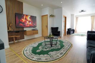 Dat is wat men noemt een woning die AF is, met EPC 44 (A dus) kan niet veel meer verbeterd worden. en ben je goed voor 2050 doelstelling.<br />Mooie open living en keuken, 6 kookbekkens, alle comfort (Bosch-apparatuur) aanwezig, 2 hangtoiletten, inloopdouche, 3 grote slaapkamers met dressing in de ene en met inbouwkasten in de andere, een zonnige koer met achterdeur uitgevend op een wegel, handig om boodschappen binnen te brengen, alle ramen in HR glas met verluchting, overal openschuifbare muggenramen. Nieuwe overgordijnen.<br />Regenwaterhergebruik. 16 Zonnepanelen zorgen voor superlaag verbruik. <br />Ligging ? Ideaal in deze voor auto’s doodlopende straat, een verrassende stilte en zicht op groen, zo dicht bij alle uitvalswegen.