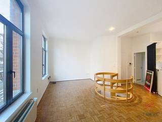 ETTERBEEK – Jachtwijk, vlakbij het Jubelpark en alle voorzieningen (openbaar vervoer en winkels). Op de 2e en 1e verdieping van een klein gebouw,...