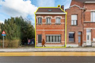 Deze te renoveren gesloten bebouwing biedt drie slaapkamers, uitbreidingsmogelijkheden en een zeer ruime tuin.Indeling:U betreedt de woning via de...