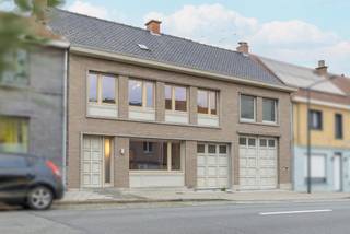 Deze kloeke, stevige woning in het centrum van Kruishoutem biedt een zee aan ruimte, een groot magazijn én een ruime tuin — een unieke combinatie voor wie wonen en werken wil combineren. Dankzij de centrale ligging bevinden winkels, scholen en openbaar vervoer zich allemaal op wandelafstand.<br />Een eigendom met veel potentieel dat wacht op iemand die er zijn eigen hedendaagse toets aan wil geven.<br /><br />TROEVEN:<br />* Kloeke, stevige bebouwing met veel ruimte<br />* Magazijn (140 m2) met tal van mogelijkheden (zelfstandige activiteit, opslag, atelier, hobbyruimte, …)<br />* Dubbel veiligheidsglas (oktober 2025)<br />* Centrale ligging in het centrum van Kruishoutem<br /><br />Ideaal project voor wie op zoek is naar ruimte, potentieel en bereikbaarheid<br /><br />INDELING:<br />Je betreedt de woning via een royale inkomhal die toegang geeft tot de lichte leefruimte en de ruime keuken met zicht op de tuin. Aansluitend is er een bergruimte en toilet voorzien. <br />Op de verdieping bevinden zich drie volwaardige slaapkamers en een ruime badkamer. <br />De woning beschikt over een inpandige garage en ruim magazijn (140 m2) opgesplitst in 3 delen. Toegankelijk met een camionette. <br />De grote tuin achteraan is een absolute troef — ideaal voor ontspanning, tuinliefhebbers of extra buitenruimte bij het magazijn.<br /><br />Deze stevige, ruime woning biedt de perfecte basis voor wie op zoek is naar een pand met karakter en toekomst. Na een grondige opfrissing of renovatie kan dit evolueren tot een prachtige gezinswoning of een woon-werkcombinatie met uitstraling.<br /><br />📅 Geïnteresseerd? Contacteer ons snel voor een bezoek en ontdek zelf de mogelijkheden van deze veelzijdige eigendom in hartje Kruishoutem!<br /><br /><br /><br />Ref.: LS/25135/K<br />UC: 20251015-0003706067-RES-1