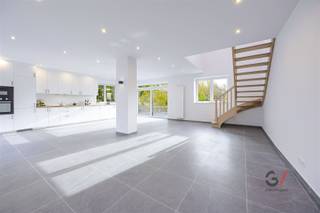 <p><strong>Instapklare parel te koop in Rotselaar, met zicht op de Dijle</strong></p><p>Ben je op zoek naar een woning waar je zó in kunt trekken, zonder verbouwingen of kluswerk? Deze volledig gerenoveerde woning werd met hoogwaardige materialen en oog voor detail vernieuwd – alles is tot in de puntjes afgewerkt. Je hoeft enkel nog te verhuizen en te genieten!</p><p>De woning combineert een moderne, frisse look met een warme en gezellige sfeer. De lichtrijke leefruimte vormt het hart van het huis, met een open keuken die uitnodigt tot koken, tafelen en samenzijn. Daarnaast beschikt de woning over drie ruime slaapkamers én een multifunctionele ruimte die perfect kan dienen als extra slaapkamer, bureau of praktijkruimte – ideaal voor wie thuis wil werken of gasten comfortabel wil ontvangen.</p><p>Vanop de twee terrassen geniet je de hele dag door van zon en van het prachtige uitzicht op de Dijle. Een ideale plek om te ontspannen na een drukke dag of om vrienden te ontvangen.</p><p>Deze woning is dé perfecte keuze voor wie op zoek is naar een instapklare thuis zonder zorgen.<br />Contacteer vandaag nog Kim van Gilles Vastgoed (0479/715 587) en plan jouw bezoek – ontdek zelf hoe heerlijk wonen het hier is.</p>