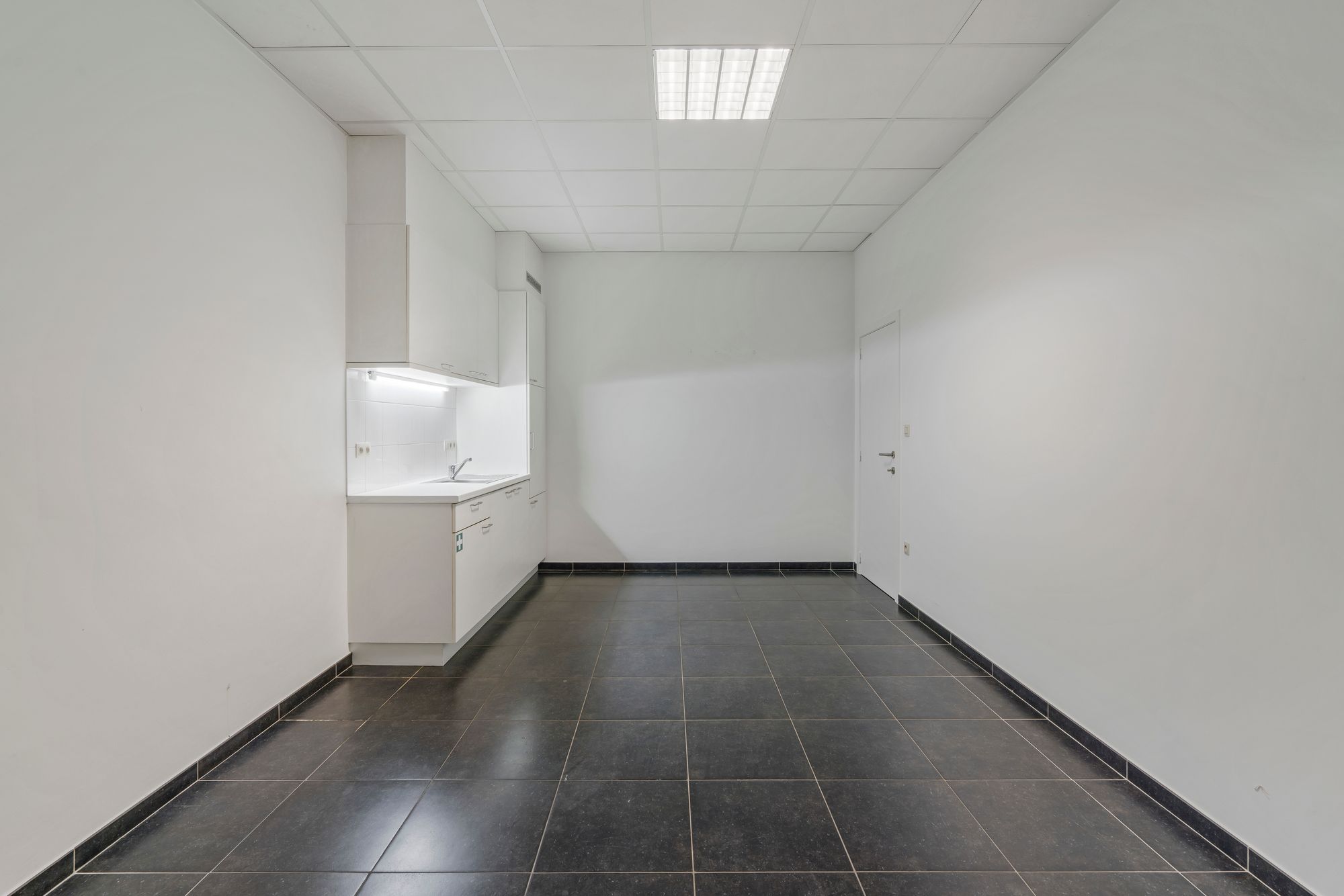 Veelzijdige handelsruimte met etalage in centrum Eeklo. - foto 5