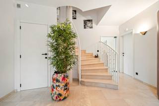 This stylish, spacious villa exudes class and sophistication from the moment you enter the green driveway. Located in a quiet residential...