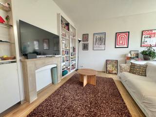 <p>Ideaal gelegen op de 4e verdieping van een hoekgebouw aan Flagey, op een steenworp afstand van de Vijvers van Elsene, dit mooie appartement van 88m². Het biedt: een inkomhal, apart toilet, lichtrijke woonkamer met een kwalitatieve, open en volledig uitgeruste keuken, badkamer (dubbele wastafels, bad met douchewand, washoek met wasmachine/droogkast), twee slaapkamers aan de achterzijde (18 m² en 10 m²) en een balkon. Provisie kosten: €400/maand (gemeenschappelijke kosten, verwarming, warm en koud water). Beschikbaar vanaf 10 september 2026. Zal u bekoren door zijn ligging en prachtige lichtinval! Absoluut te bezoeken.</p>