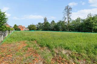 <p><span>Bent u op zoek naar een rustig gelegen bouwgrond waar privacy, natuur en een uitstekende bereikbaarheid samenkomen? Dan is deze uitzonderlijke bouwgrond in Averbode precies wat u zoekt.</span></p><p><span> </span></p><p><span>Deze prachtig gelegen bouwgrond van 15A 51CA bevindt zich achter de woning aan de Westelsebaan 26 en is bereikbaar via een exclusieve privé-oprit van ongeveer 48 meter. Dankzij deze unieke toegang geniet u van een bijzonder rustige en groene woonomgeving, volledig afgeschermd van de straat. De ruime perceeloppervlakte biedt bovendien tal van mogelijkheden om een stijlvolle open bebouwing te realiseren.</span></p><p><span> </span></p><p><span>De ligging vormt een absolute meerwaarde. U woont hier op korte afstand van het centrum van Averbode met winkels, scholen en andere dagelijkse voorzieningen, terwijl u tegelijkertijd kunt genieten van de rust van de natuur. Het prachtige natuurgebied Averbode Bos en Heide ligt op wandelafstand en nodigt uit tot heerlijke wandel- en fietstochten.</span></p><p><span>Ook qua bereikbaarheid scoort deze locatie uitstekend. Het station van Zichem bevindt zich op slechts 1,5km, waardoor u vlot verbinding hebt met de omliggende gemeenten/steden.</span></p><p><span> </span></p><p><span>Wenst u de geldende bouwvoorschriften of het verkavelingsplan te ontvangen? Stuur dan gerust een e-mail naar: kenneth.pollet@vastgoedhuys.be.</span></p><p><span> </span></p><p><span>Grijp deze unieke kans om uw droomwoning te realiseren op een toplocatie waar rust, ruimte en bereikbaarheid perfect in balans zijn.</span></p><p><span> </span></p><p><span>Interesse? Neem vandaag nog contact met ons op voor meer informatie!</span></p>