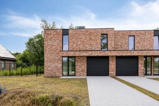 <p>Ben je op zoek naar een instapklare BEN-nieuwbouwwoning met 4 slaapkamers in Hasselt? Dan is deze stijlvolle gezinswoning in de Zestienbundersstraat zeker een bezoek waard. Op een mooi perceel van 6a83 geniet je van hedendaags wooncomfort, een hoogwaardige afwerking en een zonnige, zuidoostgerichte tuin.</p><p>De moderne architectuur met plat dak, warme gevelsteen en grote raampartijen zorgt voor een tijdloze uitstraling en een aangename, natuurlijke lichtinval in elke ruimte. De woning werd volledig afgewerkt én geschilderd, waardoor je zonder extra zorgen meteen kunt verhuizen.</p><p>Op het gelijkvloers kom je binnen in een ruime inkomhal die toegang geeft tot de lichtrijke leefruimte. Dankzij de grote ramen staan binnen en buiten mooi met elkaar in verbinding. De open keuken vormt het hart van de woning en sluit naadloos aan op de leefruimte. Verder beschik je over een praktische berging en een inpandige garage die plaats biedt voor een wagen en extra opslagruimte.</p><p>Op de verdieping bevinden zich vier volwaardige slaapkamers, ideaal voor een gezin, een thuiskantoor of hobbyruimte. De stijlvolle badkamer is volledig betegeld en uitgerust met een ligbad, een aparte douche en een dubbele wastafel.</p><p>Ook de buitenruimte is volledig afgewerkt. De zuidoostgerichte tuin beschikt over een aangelegd terras, een ingezaaid gazon, een omheining en hagen die voor extra privacy zorgen. Hier geniet je van zonnige momenten met familie en vrienden of kunnen kinderen veilig spelen.</p><p>Deze woning voldoet aan de nieuwste energienormen en biedt een bijzonder laag energieverbruik dankzij de warmtepomp, het ventilatiesysteem D, de hoogwaardige isolatie en het zeer gunstige E-peil. Dat resulteert niet alleen in lagere energiekosten, maar ook in een duurzaam en comfortabel woonklimaat. Bovendien voldoet de woning aan de BEN-normen.</p><p>De Zestienbundersstraat bevindt zich in een rustige en residentiële buurt van Hasselt, omringd door groen. Scholen, winkels, openbaar vervoer en recreatiemogelijkheden bevinden zich op korte afstand. Ook het bruisende stadscentrum van Hasselt en de belangrijkste verbindingswegen zijn vlot bereikbaar, waardoor je geniet van een ideale combinatie van rust en bereikbaarheid.</p><p>Voor kopers die voldoen aan de wettelijke voorwaarden is bovendien het verlaagde btw-tarief van 6% mogelijk, wat deze kwalitatieve nieuwbouwwoning extra interessant maakt.</p><p>Wil je deze energiezuinige nieuwbouwwoning zelf ontdekken? Neem gerust contact met ons op voor meer informatie of een bezoek ter plaatse.</p>