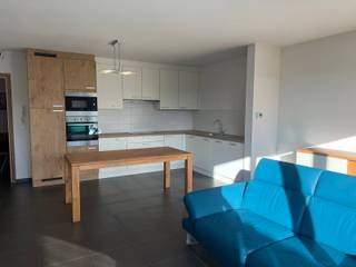 Instapklaar semi-bemeubeld appartement met 2 slaapkamers, terras, ondergrondse parkeerplaats en ruime kelderberging.De indeling is als volgt:Inkomhal...