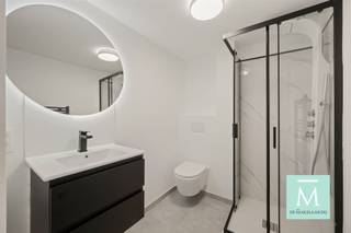 <p><span>STUDENTS ONLY! Gemeubelde studentenkamer in hartje Mechelen </span></p><p><span>Op zoek naar een leuke studentenkamer met eigen sanitair? Dan is dit DE moderne en knusse thuisbasis voor studenten die comfortabel willen wonen. Je komt terecht in een spiksplinternieuwe doch supergezellige kamer met eigen sanitair, die voorzien is van alle comfort en gemak.</span></p><p><span>Zeer centraal gelegen vlakbij het centraal station en op wandelafstand van het centrum van de bruisende stad Mechelen, terwijl je geniet van een rustige straat vlakbij alle voorzieningen (Thomas More, winkels, bushaltes, de levendige Markt en Bruul, etc.)</span></p><p><span>Deze kamer is gelegen op de derde verdieping en geniet van veel lichtinval door de grote raampartijen.Met deze kamer beschikt u over een eigen luxe douchekamer met douche, lavabomeubel en toilet..</span></p><p><span>Ter info:</span></p><p><span>·Deze heeft een totale oppervlakte van 23 m² en heeft een ruime badkamer met douche, toilet en ingebouwde lavabo met lade en spiegel.</span></p><p><span>·De kamer is bemeubeld met een enkel bed (matras zelf te voorzien), een bureau, een bureaustoel en een kleerkast. Persoonlijke aankleding en detaillering laten we aan de bewoner over (binnen de grenzen van het huishoudelijke reglement).</span></p><p><span>Verder beschikt het pand over het modernste gemak en technische eisen als volgt:</span></p><p><span>·parlofonie·</span></p><p><span>·grote gemeenschappelijke ruimte op gelijkvloers met volledig uitgeruste keuken, zithoek </span></p><p><span>·gemeenschappelijke tuin waar het heerlijk vertoeven is in lente, zomer en herfst!</span></p><p><span>·ruime inpandige fietsenstalling</span></p><p><span>ENKEL voor studenten !</span></p><p><span>Maandelijkse gemeenschappelijke lasten bedragen 75 (provisie) en omvatten water, elektriciteit, internet, vuilniszakken en onderhoud van de gemeenschappelijke delen.</span></p><p><span>Kom zeker langs voor een bezoek en ontdek Coxiestraat 7, dé plek in Mechelen om te studeren, relaxen én connecteren.</span></p><p><span>Voor een bezoek of meer info : contacteer De Makelaardij - 015 20 20 82 - info@demakelaardij.be</span></p><p><span> </span></p>