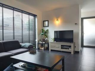 <p><span>In het rustige en charmante Uikhoven (Maasmechelen) vind je deze instapklare ééngezinswoning uit 2012, die moderne afwerking combineert met praktisch wooncomfort.<br />Dankzij haar doordachte indeling, onderhoudsvriendelijke tuin en gunstige ligging is dit zowel een ideale gezinswoning als een interessante investeringsopportuniteit.</span></p><h4><span>Indeling en troeven</span></h4><p><span>Op het gelijkvloers kom je binnen via een lichte inkomhal met gastentoilet. De lichtrijke leefruimte omvat een zithoek, eethoek en open keuken. Deze laatste is uitgerust met inbouwkoelkast, oven, vaatwasmachine en kookplaat met dampkap. <br />Aansluitend bevindt zich een praktische berging/wasruimte achter de keuken, ideaal voor extra opslag en het plaatsen van uw wasmachine en of droogkast.</span></p><p><span>Via de keuken bereik je de onderhoudsvriendelijke, volledig beklinkerde tuin, voorzien van een tuinhuis, perfect voor wie houdt van buiten zitten zonder veel onderhoud. De carport biedt beschutting voor de wagen, en het aangeplant voortuintje zorgt voor een verzorgde uitstraling.</span></p><p><span>Op de verdieping vind je drie volwaardige slaapkamers en een badkamer uitgerust met ligbad, douche, toilet en dubbele wastafel. </span></p><h4><span>Troeven op een rij</span></h4><ul><li><span>Bouwjaar 2012 energiezuinig en instapklaar</span></li><li><span>Elektriciteit conform </span></li><li><span>Airco's (living + slaapkamer)</span></li><li><span>Onderhoudsvriendelijke tuin met terras en tuinhuis</span></li><li><span>Carport </span></li><li><span>Rustige ligging met vlotte verbinding naar Maasmechelen, Lanaken en Maastricht</span></li></ul><p><span>Extra weetje</span></p><p><span> </span></p><p><span>De woning is momenteel verhuurd via een 9-jarig contract, afgesloten aan 850 per maand, en geïndexeerd tot €986 per maand.</span></p><p><span> </span></p><p><span>Contacteer ons snel voor meer informatie of een bezoek, deze instapklare topper is het zien waard! </span></p><p><span>Je kan contact opnemen via 0484.35.70.31 of <span>diana@jemar.be</span></span><span>.</span></p>