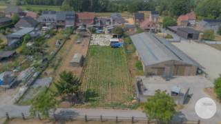 EERSTE BEZOEKDAG DONDERDAG 20/08 VAN 16U - 19U (ENKEL OP AFSPRAAK!!)<br /><br />VLIERZELE - Charmante halfopen bebouwing met weide, stallen en ruim perceel van ca. 19 are<br /><br />Bent u op zoek naar een woning met veel buitenruimte en tal van mogelijkheden? Dan is deze halfopen bebouwing beslist een bezoek waard. Gelegen op een mooi perceel van ongeveer 19 are biedt deze eigendom een ideale combinatie van comfortabel wonen en genieten van het buitenleven.<br /><br />Op het gelijkvloers vindt u een gezellige woonkamer, een eetplaats, een open keuken, een praktische berging, een aparte wasplaats en een badkamer. Op de eerste verdieping bevinden zich drie volwaardige slaapkamers, waardoor de woning perfect geschikt is voor een gezin.<br /><br />Buiten geniet u van een ruim perceel met een paddock, een weide en twee stallen, aangevuld met een handige opbergplaats. De woning beschikt bovendien over ruime parkeergelegenheid op eigen terrein, zodat meerdere wagens probleemloos kunnen worden gestald.<br /><br />Deze eigendom is een ideale uitvalsbasis voor paarden- en dierenliefhebbers of voor wie op zoek is naar rust, ruimte en tal van mogelijkheden. Dankzij de praktische indeling, het royale perceel en de uitstekende parkeervoorzieningen is dit een unieke opportuniteit voor wie landelijk wil wonen zonder in te boeten aan comfort.<br /><br />Bij verdere vragen of om een bezoek te plannen, aarzel niet om ons te contacteren: 053/60.65.66<br /><br />De vermelde prijs is een richtprijs. Na ontvangst van de biedingen zal de verkoper beslissen of hij/zij de eigendom verkoopt aan het beste bod. De richtprijs is aldus niet bindend voor de verkoper. Voor meer info kunt u ons contacteren of het reglement raadplegen op onze website.