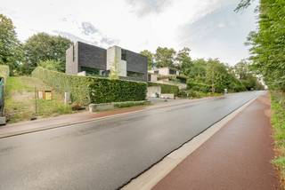 Deze prachtige bouwgrond is gelegen op ongetwijfeld één van de mooiste residentiële locaties rond Leuven. De strategische ligging te Oud-Heverlee op een steenworp van het Zoet Water, Heverleebos en Doode Bemde zijn unieke eigenschappen.<br />Een unieke troef is de specifieke ligging in tweede lijn wat voor extra privacy en rust zorgt.<br />Een private toegangsrit naar uw discreet gelegen droomwoning zorgt voor een zeer statige uitstraling.<br />Momenteel zijn er reeds vergunde plannen uitgewerkt door inclusief architecten dewelke steeds op aanvraag in te kijken zijn.<br />Laat de beelden voor zich spreken en contacteer ons voor een bezoek ter plaatse. info@covas.be // 016 40 60 20 // www.covas.be