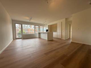 Bent u op zoek naar een instapklaar en lichtrijk appartement op een uitstekende locatie? Ontdek dit prachtig vernieuwde 2-slaapkamerappartement in het hart van Tienen, op wandelafstand van winkels, openbaar vervoer en alle nodige voorzieningen.<br />Indeling: Lichtrijke woonkamer met open keuken, Apart toilet, Badkamer met douche en lavabo, 2 slaapkamers, Praktische kelderberging.<br />Huurprijs: €950/maand + Gemeenschappelijke kosten: €150/maand (inclusief provisie voor water en verwarming)<br />Interesse of wenst u meer informatie? Neem gerust contact met ons op via claudia@immogve.be of bel naar 016/56.56.14.