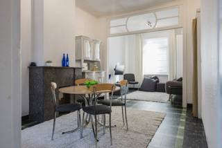 Op zoek naar een tijdelijke thuis in Kortrijk? Deze volledig gemeubelde woning combineert een centrale ligging met het comfort dat je nodig hebt voor een korter verblijf. Het centrum, voorzieningen en de belangrijkste invalswegen bevinden zich vlakbij.<br /><br />Via de inkomhal kom je in de leefruimte en keuken, voorzien van alles wat je nodig hebt. Beneden is er airco. Aansluitend bevindt zich de vernieuwde badkamer met toilet. Verder is er een afgesloten terras om van de zon te genieten en nog buitenruimte. De wasberging beschikt over een wasmachine.<br /><br />Boven zijn er 3 slaapkamers met rolluiken. Dekens en kussens zijn voorzien. Als huurder breng je enkel lakens, badlinnen en persoonlijke spullen mee: de rest staat klaar.<br /><br />Voor water, gas en elektriciteit wordt €150/maand voorschot. <br />Internet, Chromecast-tv en brandverzekering samen €90/maand. <br />Eindschoonmaak is voor rekening van de gebruiker. Stockage van goederen is niet mogelijk.<br /><br />De woning is beschikbaar voor korte-termijn-verhuur en biedt plaats aan maximaal 4 personen. Ideaal voor stagiairs, tijdelijke werkopdrachten, een verbouwing of als overbrugging tussen twee woningen.<br /><br /><br />Waarom net dit aanbod overwegen?<br /><br />✔ Beschikbaar vanaf 1/12/26<br />✔ Volledig gemeubeld<br />✔ 3 slaapkamers<br />✔ Max. 4 personen<br />✔ Airco beneden<br />✔ Rolluiken boven<br />✔ Oplossing voor een korte termijn<br />✔ Centrale ligging<br />✔ Internet &amp; Chromecast-tv<br /><br />Nood aan een tijdelijke thuis in Kortrijk? Vul het contactformulier in en we nemen spoedig contact met je op.