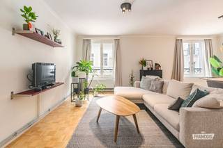 Ontdek dit instapklare 2 slaapkamer appartement op een toplocatie in de gegeerde Europese wijk van Brussel. Dankzij de uitstekende bereikbaarheid en de nabijheid van winkels, openbaar vervoer, parken, restaurants en de Europese instellingen geniet u hier van een ideale combinatie van comfortabel wonen en bruisend stadsleven.<br /><br />Het appartement bevindt zich op de tweede verdieping van een verzorgde mede-eigendom en beschikt over een bewoonbare oppervlakte van 76 m² volgens het EPC. Via de inkomhal met vestiaire komt u terecht in de ruime en lichtrijke leefruimte, waar grote raampartijen zorgen voor een aangename lichtinval, er is halfopen en volledig uitgeruste keuken die mooi aansluit op de leefruimte.<br /><br />Verder beschikt het appartement over een badkamer voorzien van een douche, lavabo en toilet, evenals twee volwaardige slaapkamers die zowel geschikt zijn voor een gezin, een koppel als voor wie een extra kamer wenst in te richten als bureau of logeerkamer.<br /><br />Divers: EPC D, Elektriciteit conform, notarisattesten in aanvraag, syndicusattesten aanwezig, individuele verwaming op aardgas (boiler 2016), parket en tegelvloeren, Kadastraal inkomen €900 en ruime kelder aanwezig.<br /><br />Dankzij de uitstekende ligging, de praktische indeling en de instapklare afwerking vormt dit appartement een ideale woonst voor eigen bewoning én een interessante investeringsopportuniteit in een van de meest gegeerde buurten van Brussel.<br /><br />