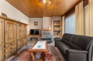 In Ardooie bevindt zich deze verzorgde woning die comfort en functionaliteit perfect combineert.<br />De woning beschikt over een aangename woonruimte met aansluitende keuken, ideaal voor gezellige familiemomenten.<br /><br />Op de verdieping bevinden zich drie volwaardige slaapkamers van 12 m², 14 m² en 11 m².<br />De badkamer is uitgerust met een ligbad en toilet.<br />Een grote meerwaarde is de ruime inpandige garage met zolder, die tal van mogelijkheden biedt op vlak van stockage of hobbyruimte.<br />Buiten zijn er bovendien nog een extra toilet en drie praktische bergruimtes.<br />Als extra troef beschikt de woning over een mooi, volledig afgesloten tuintje, ideaal voor gezinnen met kinderen, huisdieren of wie graag in alle rust buiten vertoeft.<br />Deze woning is perfect voor wie op zoek is naar een functionele gezinswoning met veel bergruimte en een aangename buitenruimte in Ardooie.<br /><br />PLUSPUNTEN:<br />- Ruime garage met zolder,<br />- 3 ruime slaapkamers,<br />- goed gelegen in centrum Ardooie<br /><br />Bruikbare vloeroppervlakte volgens EPC: 130 m2<br />EPC: 491 kWh/m2 (UC: 002839658)<br /><br />‘Dit pand kan onderhevig zijn aan de renovatieverplichting die door de Vlaamse overheid wordt opgelegd voor residentiële gebouwen. Consulteer voor meer informatie de website van het Vlaams Energie- en Klimaatagentschap via https://www.energiesparen.be/nr/renovatieverplichting.’