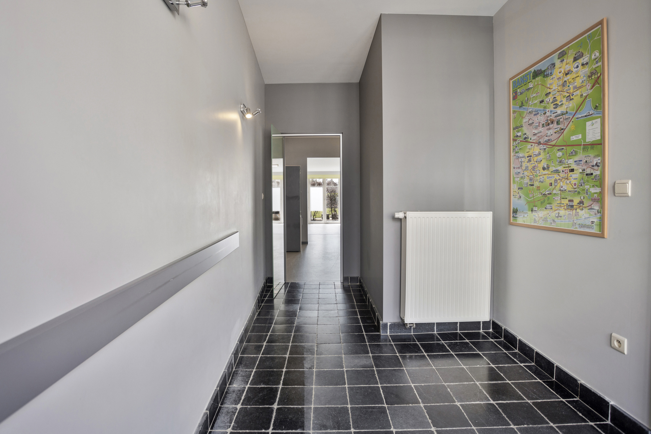 Ruim handelsgelijkvloers met wachtzaal in centrum Broechem. - foto 3