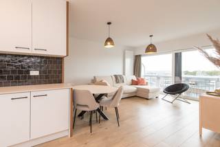 Dit aangename appartement met één slaapkamer biedt een comfortabele en praktische woonomgeving. De lichtrijke woonkamer geniet van veel natuurlijke lichtinval dankzij de grote ramen en geeft rechtstreeks toegang tot het terras. Verder beschikt het appartement over één ruime slaapkamer en een badkamer met ligbad met douchemogelijkheden, lavabo, toilet en aansluiting voor een wasmachine. Het appartement is beschikbaar vanaf 01/01/2027 en maximum voor 2 jaar te huren. In het gebouw is een lift aanwezig en bij het appartement is er eventueel een mogelijkheid om een fietsenberging te huren indien er hiervoor beschikbaarheid is. Dit appartement is te huur voor een prijs van €775 + €85 voorschot algemene onkosten + €80 voorschot water en verwarming. Ben je geïnteresseerd in dit pand te huur in Oostende? Ga naar de website www.dermul.be, klik op het pand dat je wenst te huren. Via de knop "ik heb interesse" vragen we u kort een profiel in te vullen. Daarna nemen we contact op voor een bezoek. Telefonisch kunnen er geen afspraken gemaakt worden.