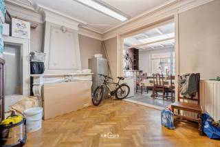 In hartje Beveren, in de rustige Koben Geertstraat, wacht deze karaktervolle herenwoning op een nieuwe eigenaar met visie. Kijk door het werk heen en ontdek een echte parel: achter de knappe voorgevel schuilen authentieke elementen die je vandaag nauwelijks nog terugvindt. Denk aan sfeervolle mantelschouwen en warme parketvloeren die het karakter van weleer ademen.<br />De woning telt vier volwaardige slaapkamers en beschikt over een bijhorende garage met recht van doorgang — een zeldzame troef in het centrum. De ruime, lichtrijke leefruimtes geven je alle vrijheid om een eigentijdse indeling te tekenen. Op het perceel van 180 m² geniet je bovendien van een tof tuintje om helemaal tot rust te komen.<br />Technisch is de basis al gelegd: hoogrendements- en dubbele beglazing, houten en pvc-ramen en een condensatieketel zorgen voor comfort. Het EPC-label F brengt een renovatieplicht met zich mee, maar net daar ligt jouw kans.<br />Wie durft dromen, maakt van dit pand een unieke thuis op absolute toplocatie. Winkels, scholen en het bruisende centrum liggen op wandelafstand. Grijp deze renovatiekans en creëer jouw ideale herenwoning in Beveren.<br />Bel of mail ons voor een afspraak op het nummer: 052/46.38.03 of info@uw-huis.be en wie weet tot binnenkort!<br />