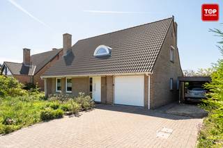 <div>
<p>Gelegen in een rustige en aangename wijk bevindt zich deze charmante, instapklare woning. U geniet hier van een ideale combinatie tussen rust en bereikbaarheid, met winkels, openbaar vervoer, scholen en een sporthal op korte afstand.<br /><br />Indeling:<br /><br />Via de ruime inkomhal betreedt u de woning en ervaart u meteen een gevoel van openheid. Aan de linkerzijde bevindt zich de lichtrijke leef- en eetruimte, waar grote raampartijen zorgen voor een overvloed aan natuurlijk licht. In de bijkeuken bevindt zich een achterdeur die directe toegang biedt tot de tuin en zo een mooie verbinding creëert tussen binnen en buiten.Aansluitend vindt u de ruime en praktische keuken, voorzien van voldoende opbergruimte.<br /><br />Op het gelijkvloers beschikt de woning verder over een garage met sectionale poort en een aparte wasruimte, wat bijdraagt aan het dagelijks comfort.<br /><br />De eerste verdieping omvat drie volwaardige slaapkamers, waarvan één met een aansluitende dressing, en een recent vernieuwde, volledig uitgeruste badkamer.<br /><br />De woning werd bovendien energiezuinig gemaakt dankzij zonnepanelen, hoogrendements beglazing (Thermobel Advanced 1.0), vernieuwde voor- en achterdeur en na-isolatie van de spouwmuren. Dit resulteert in een gunstige EPC-score B, wat zorgt voor een lager energieverbruik en beperkte maandelijkse kosten.<br /><br />Buiten geniet u van een ruime oprit, een carport en een praktische fietsenstalling. De verzorgde voortuin en de aangename, royale achtertuin met tuinhuis maken het geheel compleet – ideaal voor wie houdt van rust en buitenruimte. <br /><br />De woning is beschikbaar uiterlijk 1 maand na akte.<br /><br />Interesse? Contacteer Topvastgoed voor een bezoek via 0475 700 700.</p>
</div>
<div>
<div></div>
</div>
<p><br /><br /></p>