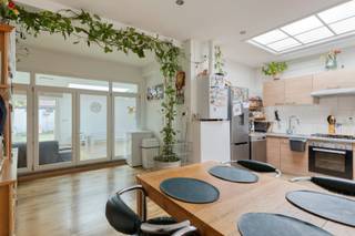 <p><span>Charmante en instapklare woning met zonnige tuin in Hoboken</span></p><p><span>Deze charmante woning is uitstekend gelegen in Hoboken, op een boogscheut van winkels, openbaar vervoer en diverse groene zones. Dankzij de vlotte verbindingen zijn ook Antwerpen, Mechelen en Brussel gemakkelijk bereikbaar.</span></p><p><span>De woning werd de voorbije jaren grondig en kwalitatief vernieuwd. Hierdoor geniet u van hedendaags wooncomfort, een </span><span>gunstig EPC met label C</span><span>, een </span><span>conforme elektrische installatie</span><span> en een </span><span>asbestveilig attest</span><span>. De woning is volledig instapklaar en biedt een aangename combinatie van ruimte, comfort en functionaliteit.</span></p><h3><span>Indeling</span></h3><p><span>Gelijkvloers</span><span><br />Via de inkomhal komt u in de lichte en aangename leefruimte. De open keuken vormt het centrale hart van de woning en sluit naadloos aan op de woonkamer. De keuken is volledig uitgerust met de nodige toestellen en beschikt over een praktische indeling.</span></p><p><span>Dankzij de grote raampartijen geniet de leefruimte van een overvloed aan natuurlijk licht en een aangename, open sfeer.</span></p><p><span>Op het gelijkvloers bevindt zich tevens een ruime slaapkamer die eveneens perfect kan worden ingericht als bureau- of hobbyruimte. Daarnaast is er een moderne badkamer.</span></p><p><span>Eerste verdieping</span><span><br />Op de eerste verdieping bevinden zich nog twee slaapkamers, waardoor de woning in totaal over drie slaapkamers beschikt.</span></p><h3><span>Zuidgerichte tuin</span></h3><p><span>Achteraan beschikt de woning over een </span><span>zuidgerichte tuin</span><span>, waar u in alle privacy kunt genieten van de buitenruimte. Een aangename plek om te ontspannen, te genieten van de zon of gezellig samen te zijn met familie en vrienden.</span></p><h3><span>Troeven</span></h3><ul><li><span>Instapklare en recent vernieuwde woning</span></li><li><span>3 slaapkamers</span></li><li><span>Open en volledig uitgeruste keuken</span></li><li><span>Veel natuurlijke lichtinval</span></li><li><span>Zuidgerichte tuin met veel privacy</span></li><li><span>EPC-label C</span></li><li><span>Elektriciteit conform</span></li><li><span>Asbestveilig</span></li><li><span>Uitstekende bereikbaarheid van Antwerpen, Mechelen en Brussel</span></li><li><span>Gelegen nabij winkels, openbaar vervoer en groen</span></li><li><span>Beschikbaar bij akte</span></li></ul><p><span>Een ideale gezinswoning voor wie op zoek is naar een instapklaar en comfortabel huis met een zonnige tuin op een gunstige locatie in Hoboken.</span></p>