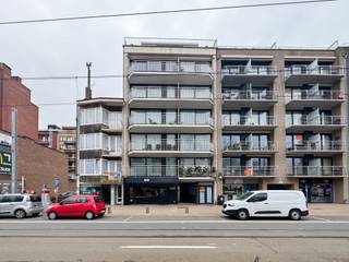 <p><strong>TE KOOP KOKSIJDE: </strong><br />Ontdek dit veelzijdige <strong>gelijkvloerse </strong>pand. Dit eigendom biedt een ruime en lichtrijke leefruimte met een volledig vernieuwde open keuken, perfect voor wie houdt van een open indeling.</p>