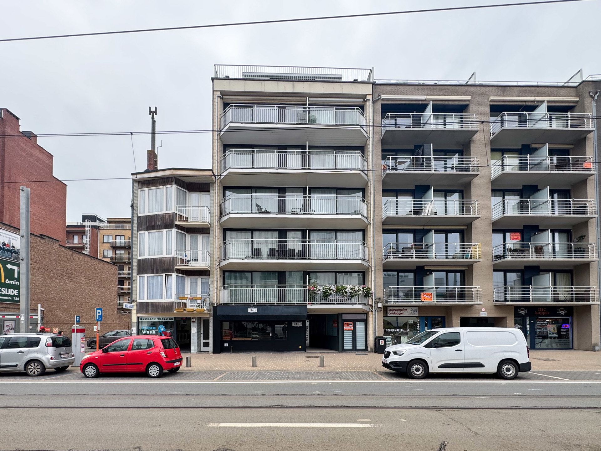 Ruim gelijkvloers pand met talloze mogelijkheden - foto 1