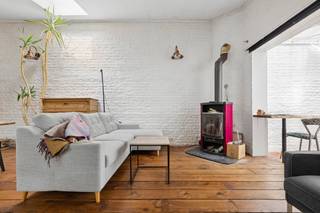 LAEKEN, aan de Bockstaelboulevard: ontdek dit prachtige appartement met twee slaapkamers van ±136 m², gelegen op de begane grond van een karakteristiek gebouw uit 1914.
De woning valt vooral op door de royale afmetingen en de charme van de originele elementen. De ruime woonkamer van ±34 m², voorzien van een open haard en een mooie parketvloer, straalt een gezellige sfeer uit, terwijl de eetkamer van ±21 m² een bijzonder comfortabele ontvangstruimte biedt.
Het appartement beschikt over twee grote slaapkamers van ±18 m² en ±17 m², beide met parketvloer. Een aparte inloopkast van ±12 m² zorgt voor extra comfort. De gedeeltelijk ingerichte keuken, de badkamer, de wasruimte en het aparte toilet maken de indeling compleet.
Een terras en drie kleine kelders maken dit object met zeldzame afmetingen compleet.
Een karaktervol appartement met ruime volumes en talrijke inrichtingsmogelijkheden.
EPB: G, 653 kWh/(m²/jaar)