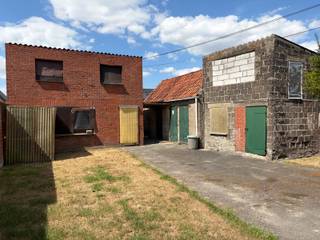 <p>Deze afbraakwoning op een perceel van 452 m² biedt een uitstekende ontwikkelingskans. Het hoekperceel beschikt over een zuidwest gerichte tuin en een praktische toegang langs de zijkant, ideaal voor het ontwerpen van een ruime nieuwbouwwoning met optimale lichtinval en functionele circulatie.</p>
<p><span>De combinatie van projectgrond, oriëntatie en ligging maakt dit een bijzonder interessant dossier voor investeerders en bouwprofessionals.<br /><br />Voor verdere info of een bezoek, contacteer Bruno 0496 234126 of bruno.vanthuyne@acasa.immo<br /></span></p>