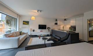 VOLLEDIG GERENOVEERD, INSTAPKLAAR appartement (ca 90m²) op de benedenverdieping in historisch centrum Antwerpen, in AUTOLUWE straat. <br />Mogelijkheid tot aankoop PARKING met LAADPAAL (€37.500) <br />Zeer lichtrijke leefruimte, 2 ruime slaapkamers, moderne – volledig vernieuwde keuken en volledig vernieuwde badkamer (ligbad/douche). <br />Zeer ZONNIG TERRAS terras 21m². Grote gemeenschappelijke, rustige binnentuin. <br />Energiezuinig-EPC B. Ideaal voor wie centraal, comfortabel en vooral RUSTIG WIL WONEN OP TOPLOCATIE (mobiscore 9,7/10) in centrum Antwerpen!<br />Verder beschikt het appartement over een gastentoilet, een mooie inkomhal met gesloten vestiaire en praktische berging met was-en droogkastvoorziening. Tevens een gemeenschappelijke fietsberging, toegang parking met elektr. poorten, met afstandsbediening. Toegangscontrole met videofonie, alarminstallatie en inkomdeur met veiligheidsslot.<br />Mogelijkheid tot aankoop ondergrondse PARKING met private elektr. LAADPAAL. (€37.500)<br />Troeven:<br />•Bewoonbare opp ca 90m²- gerenoveerd &amp; instapklaar<br />•Ruim,zonnig terras 21m²<br />•2 ruime slaapkamers<br />•EPC energiezuinig B<br />•Individuele meters gas, elektr. en water<br />•Nieuwe gasbrander op wifi en vernieuwde schouw <br />•Toegangscontrole met videofonie, alarminstallatie en inkomdeur met veiligheidsslot.<br />•Benedenverdieping, rustig rond grote binnentuin<br />•Optie parking met elektr. laadpaal (€39.500)<br />Interesse? Maak afspraak voor een vrijblijvend bezoek: lievenmaes123@gmail.com<br /><br />