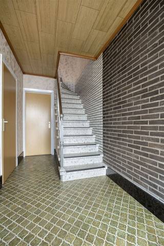 <p><span>RUIM DUPLEX-APPARTEMENT 141M² MET 3 SLAAPKAMERS, BUREAU EN TERRASJE</span></p><p><span>1ste en 2de verdieping - ligging nabij centrum met vlotte bereikbaarheid via E19 en A12</span></p><p><span> </span></p><p><span>Gelijkvloers:</span><span> Inkomhal / berging met wasplaats / gemeenschappelijke fietsenberging.</span></p><p><span>1ste verdieping:</span><span> Traphal / living met eetplaats (27m²) met toegang tot terrasje (4m²) / ingerichte keuken (3 x 2m) / wc / nachthal / bureau (2,1 x 1,9m) / slaapkamer (12m²) / badkamer (2m²) met wastafel en douche.</span></p><p><span>2de verdieping:</span><span> Traphal met nachthal / 2 slaapkamers (4,3 x 3,5m; 4 x 2,8m) / gerenoveerde badkamer (2,2 x 2m) met dubbele wastafel, inloopdouche en wc.</span></p><p><span> </span></p><p><span>Geen lasten.</span></p><p><span> </span></p><p><span>Appartement is bewoonbaar door maximaal 4 personen.</span></p><p><span> </span></p>