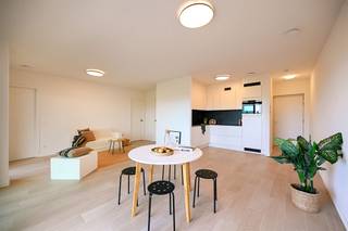 Bekijk dit appartement uitgebreid op www.koosi.beDit appartement wordt verkocht onder BTW-stelsel.Dit nieuwbouwappartement met groot terras is gelegen op de 3de verdieping van één van de lage gebouwen in het BAN-project op Nieuw Zuid.BAN. De naam van het nieuwste gebouw op Nieuw Zuid is al even kenmerkend als de man die het ontwierp. De Japanse architect Shigeru Ban, één van de meest spraakmakende en innovatieve denkers van zijn generatie.BAN wordt gebouwd aan de rand van het uitgestrekte park van Nieuw Zuid. Een architecturaal huzarenstukje dat oprijst boven de site, waardoor de hogere torenetages behalve van een uniek zicht op het park ook genieten van vergezichten over Schelde en stad.Met de lift gaan we naar de derde verdieping waar we terecht komen in een ruime gemeenschappelijke hal.We betreden het appartement en merken direct op dat de living kan genieten van een mooi uitzicht en veel lichtinval.De mooie parket geeft direct een gezellig en huiselijk gevoel.De open keuken is voorzien van alle nodige ingebouwde toestellen.De grote slaapkamer is gelegen aan het terras wat superleuk is als je ’s morgens wakker wordt met zicht op het Nieuw Zuidpark.De 2de slaapkamer en is ingedeeld om een éénpersoonsbed, kledingkast en bureau te plaatsen.De badkamer is voorzien van een dubbele lavabo en inloopdouche.De grote troef van dit nieuwe appartement is het zeer groot terras met zicht over het Zuidpark dat men nog volledig aan’t aanleggen is.Het hout dat gebruikt werd voor de gevels dient meer dan enkel een esthetisch doel. Architect Ban heeft een voorliefde voor duurzame materialen en staat erom bekend met zijn architectuur de ecologische voetafdruk zo klein mogelijk te willen houden. Door te opteren voor een hybride structuur van beton, staal en voorbewerkte en slijtvaste Europese houtsoorten, houdt BAN de optimale balans tussen bouwtechnisch vernuft, langetermijnsoliditeit en duurzaamheid.