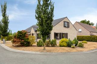Charmante open bebouwing met tal van mogelijkheden in een rustige buurt van Merelbeke
Bent u op zoek naar een woning die u volledig naar eigen smaak kunt moderniseren? Dan is deze vrijstaande bungalow in een aangename en rustige woonwijk van Merelbeke beslist een bezoek waard.
Deze open bebouwing beschikt momenteel over twee volwaardige slaapkamers en een praktische inpandige garage. De ruime zolder biedt bovendien de mogelijkheid om eenvoudig twee extra slaapkamers of een hobbyruimte te creëren, waardoor de woning perfect kan meegroeien met uw gezin.
De woning is structureel degelijk gebouwd en geniet van een uitstekende ligging in een rustige, residentiële omgeving met een vlotte bereikbaarheid naar winkels, scholen en invalswegen.
Een extra troef is de conforme elektrische installatie, waardoor u zich hierover alvast geen zorgen hoeft te maken. Verder dient de woning volledig gemoderniseerd te worden, wat u de unieke kans biedt om ze volledig in te richten volgens uw eigen wensen en stijl.
Bent u op zoek naar een woning met een sterke basis en eindeloze mogelijkheden? Contacteer ons vandaag nog voor een bezoek en ontdek zelf het potentieel van deze eigendom. Stedenbouw in aanvraag.

Exclusief te koop aangeboden via de Oximo online verkoopsprocedure. Voor registratie en aanvaarding van de verkoopsvoorwaarden zie www.oximo.be.